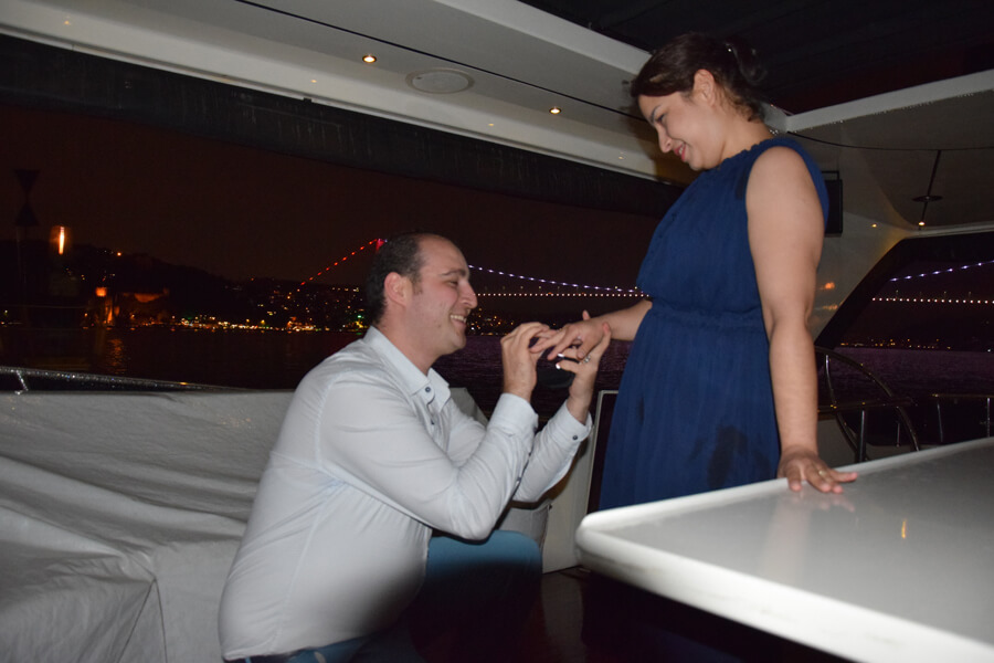 Teknede yüzük ile evlenme teklifi