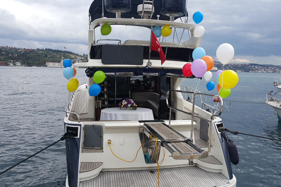 Teknede doğum günü kutlama süslemeleri
