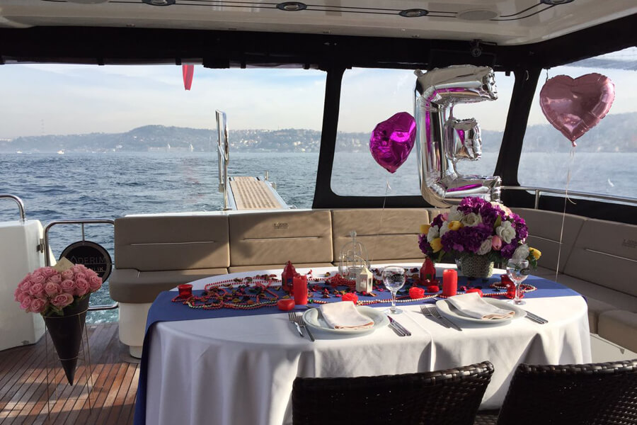 Teknede doğum günü kutlaması