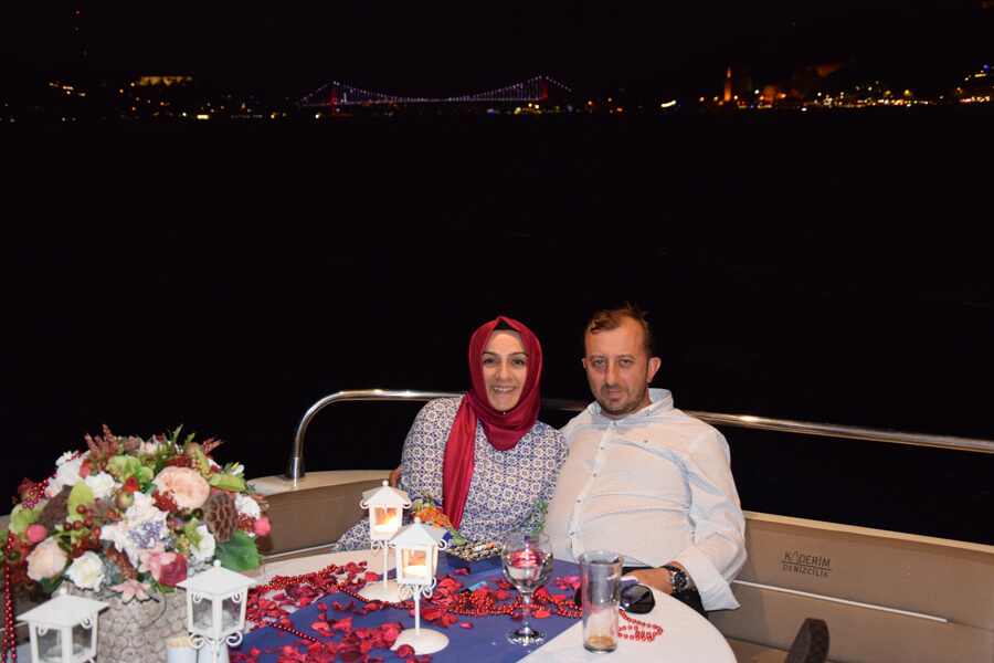 Yıldönümü evlilik kutlaması kiralık tekne