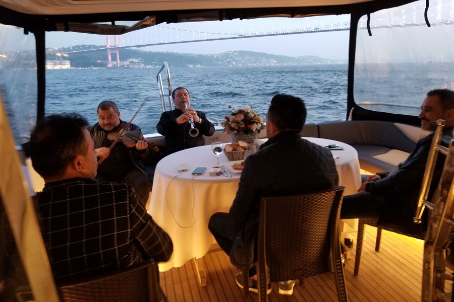 Teknede ve yemek gece eğlencesi